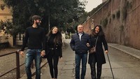  Jalan santai bersama keluarga juga dilakukan oleh Alisson. Terlihat bahagia di luar lapangan (Alisson Becker/Instagram)  