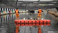 Berbagai jenis sampah dikumpulkan sebelum dibuang.