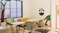 Masih di lantai dua, ada spot makan yang masih dalam suasana modern namun terlihat asri. Ini karena paduan warna hijau mint, putih, dan kuning pada interiornya.  Foto: herdailymusingsblog