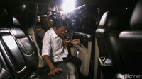 Idrus masuk ke mobilnya dan meninggalkan gedung KPK.