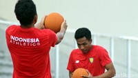 Tak hanya latihan berlari, para atlet juga berlatih lempar bola.