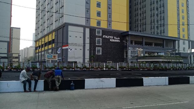 Kali di dekat Wisma Atlet ditutupi waring 