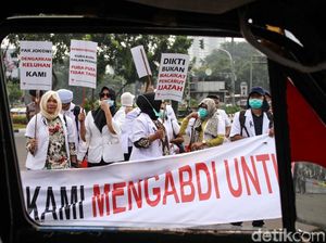 Dokter Muda Demo Istana