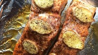 Isaac Carew adalah seorang model di Inggris. Ia tergabung dalam sebuah agen modeling bergensi. Kini ia telah berjalan di catwalk rumah mode ternama seperti Ralph Lauren. Meskipun begitu, ia juga sangat pintar memasak. Ini adalah baked salmon dan ginger yang ia buat. Foto: Instagram @isaaccarew
