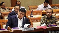 Airlangga mendengarkan pertanyaan anggota Komisi VI DPR.