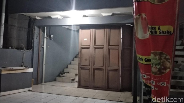 30 Menit Geledah Rumah di Mekarwangi, Densus Tak Temukan Barang Bukti 30 Menit Geledah Rumah di Mekarwangi, Densus Tak Temukan Barang Bukti