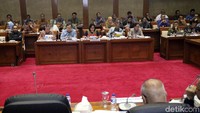 Rapat kerja dilaksanakan di ruang rapat Komisi XI DPR RI, Jakarta, Kamis (19/7/2018).