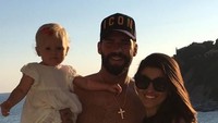 Alisson dan Natalia sudah punya 1 anak. Menjadi penyemangat Alisson menjaga gawangnya (Alisson Becker/Instagram)