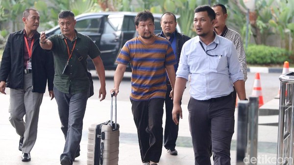Tersangka Penyuap Bupati Labuhanbatu Tiba di KPK