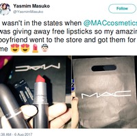 Definisi romantis bagi banyak wanita. Pacar wanita ini rela pergi ke toko MAC untuk mengambil lipstik gratis. Foto: Twitter