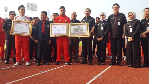 Foto: Zohri Terima Piagam dan Rumah dari Mendagri