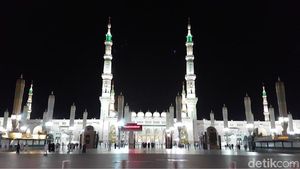 Viral! 2 Wanita Non-Muslim Kedapatan Masuk Halaman Masjid Nabawi