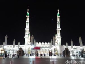 Viral! 2 Wanita Non-Muslim Kedapatan Masuk Halaman Masjid Nabawi