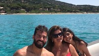  Bersama keluarga, Alisson berlibur menghabiskan libur musim panas ini di Pulau Sardinia, Laut Tengah, Italia (Alisson Becker/Instagram)  