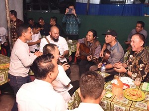 Saat Plt Gubernur Jabar Nongkrong di Warung Bandrek
