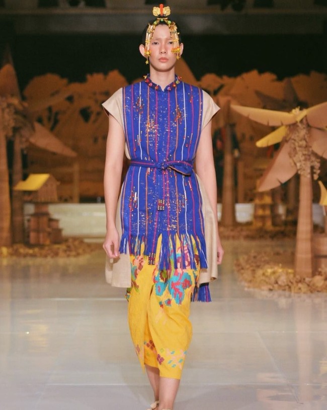 Yang dipilih adalah salah satu baju yang memang menggunakan bahan tenun asli toraja yang sudah mulai jarang ada. Kebetulan Tapak Rentak memang bercerita tentang keberagaman suku di Makassar, kata Mel kepada Wolipop, Kamis (19/7/2018). (Foto: Instagram/@happaofficial)