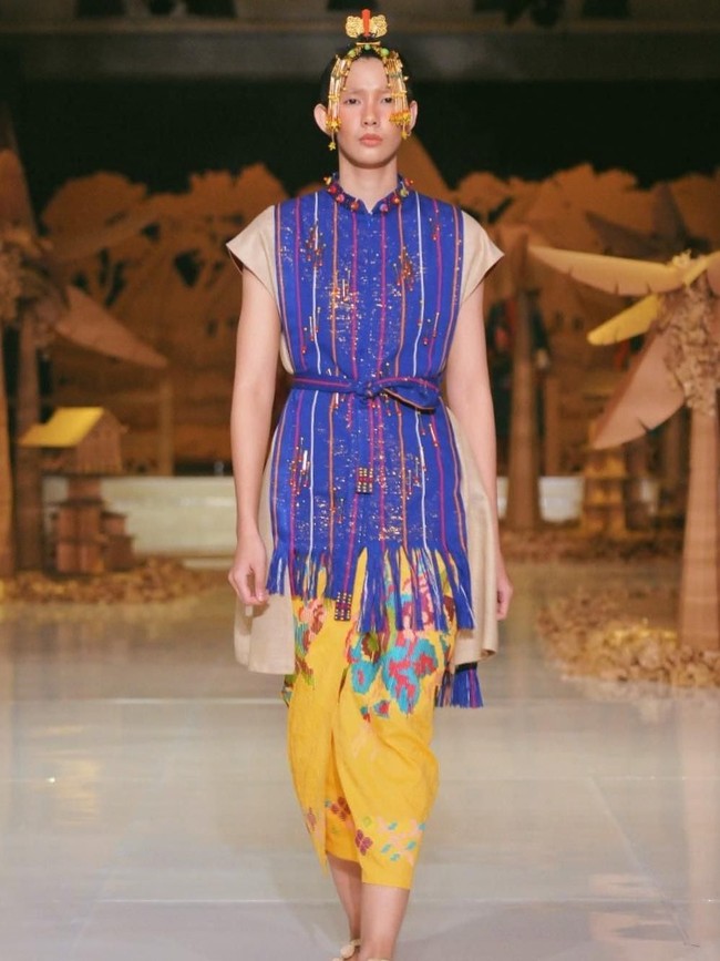 Kreasi desainer Indonesia turut mewarnai iklan kampanye Asian Games 2018 yang bertajuk Sambut Energi Asia. Menjadi salah satu desainer yang terlibat, Mel Ahyar mengangkat keindahan tenun khas Toraja bernuansa biru untuk atasan bergaya baju kurung serta tenun Makassar sebagai bahan dasar rok. (Foto: Instagram)