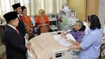 Foto: Bersalaman, Ini Momen Jokowi-JK Jenguk SBY di RSPAD