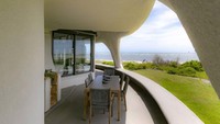 Pemandangan dari balkon rumah yang menghadap ke laut. Inhabitat/Istimewa.