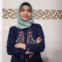 Tina memiliki tampilan hijab yang khas di kesehariannya. Tampaknya, ia senang tampil simpel dengan hijab segi empat. Foto: Instagram Tina Talisa