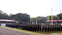 Ratusan taruna-taruni akmil dan akpol mengikuti upacara pelantikan.