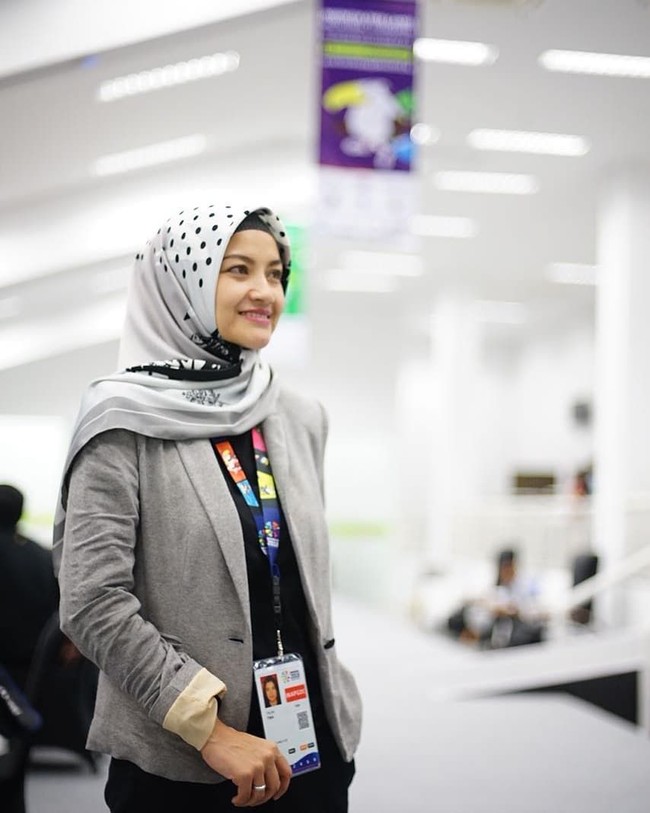 Untuk acara formal, Tina tampil fresh dengan balutan blazer, celana, dan hijab segi empat motif. Gayanya bisa dicontoh oleh para hijabers yang bekerja di ranah formal. Foto: Instagram Tina Talisa