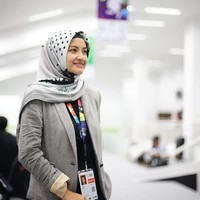 Untuk acara formal, Tina tampil fresh dengan balutan blazer, celana, dan hijab segi empat motif. Gayanya bisa dicontoh oleh para hijabers yang bekerja di ranah formal. Foto: Instagram Tina Talisa