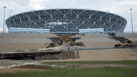 Longsor melanda area luar Stadion Volgograd, Rusia bagian barat daya, usai hujan lebat mengguyur. Longsor terjadi beberapa hari usai Piala Dunia 2018 selesai digelar. Foto: REUTERS/Stringer