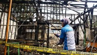 Petugas Suku Dinas Perindustrian dan Energi terlihat di lokasi kejadian untuk melakukan pengecekan kabel listrik usai kebakaran dinihari tersebut.