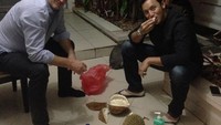 Durian jadi buah yang paling digemari Moreno. Bersama rekan kerjanya dari luar negeri, Moreno mengajaknya untuk mencicipi buah durian. Foto: Instagram @moreno_soeprapto