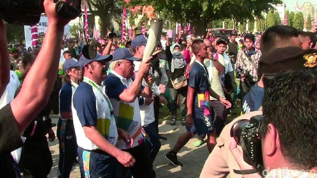 Menteri Basuki Pelari Terakhir Kirab Obor Asian Games di Solo