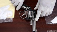 Polisi mengamankan sebuah senjata api rakitan beserta peluru yang digunakan pelaku untuk membunuh korban.