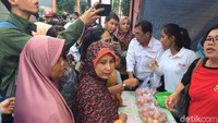 Warga mengantre membeli telur yang dijual Rp 19.500 per kilogram di Toko Tani Indonesia Center, Jakarta Selatan, Kamis (19/7/2018).