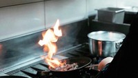 Tiap sajian dibuat langsung oleh chef profesional. Seperti steak ini. Semua saus yang dipakai, diracik dan dibuat langsung oleh chef 89 Mansion. Foto: Instagram cafe.89mansion