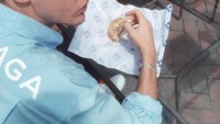 Dengan mengenakan kemeja, Isaac pun terlihat sedang menikmati bagels dan segelas es kopi. Foto: Instagram @isaaccarew