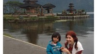  Lewat postingan Instagramnya, Anna diketahui pernah liburan ke Pulau Dewata. Ini di Pura Ulun Danu Beratan (anya.chapman/Instagram)  