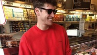 Sedang berada di toko roti, kekasih dari penyanyi Dua Lipa ini ternyata ialah seorang model dan juga chef. Mengenakan baju warna merah, ia pun tampak berpose di depan toko roti. Foto: Instagram @isaaccarew