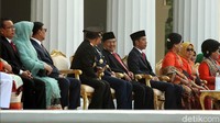 Wapres Jusuf Kalla berbincang dengan Panglima TNI Marsekal Hadi Tjahjanto dan Kapolri Jenderal Tito Karnavian di sela-sela pelantikan perwira TNI-Polri.