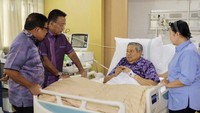 Sebelumnya, SBY juga dijenguk oleh sahabatnya. Tampak di foto adalah Djoko Suyatno dan Sudi Silalahi (Foto: Instagam Ani Yudhoyono)