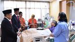 Foto: Tawa Jokowi, SBY, dan Bu Ani di Ruang Rawat RSPAD