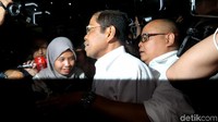 Dalam perkara ini, KPK menetapkan dua orang sebagai tersangka. Yang pertama adalah Wakil Ketua Komisi VII DPR Eni Maulani Saragih. Dia diduga menerima suap total Rp 4,5 miliar dari Johannes Budisutrisno Kotjo, yang juga ditetapkan sebagai tersangka.