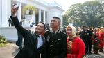 Momen Haru Orang Tua dan Perwira TNI Usai Dilantik Jokowi