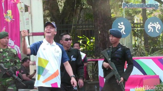 Menteri Basuki Pelari Terakhir Kirab Obor Asian Games di Solo