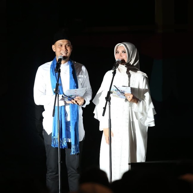 Lulusan Kedokteran Gigi Universitas Padjadjaran ini sering memadukan hijab segi empat baik polos maupun motif dengan tunik atau blouse. Foto: Instagram Tina Talisa
