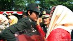 Momen Haru Orang Tua dan Perwira TNI Usai Dilantik Jokowi
