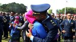 Momen Haru Orang Tua dan Perwira TNI Usai Dilantik Jokowi