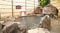 Selain onsen, ada hal menarik yang ditawarkan oleh penginapan ini. Shosenkaku meletakkan sebuah kuil kecil di pemandiannya yang disebut Kuil Omaki. (shyosenkaku.co.jp)