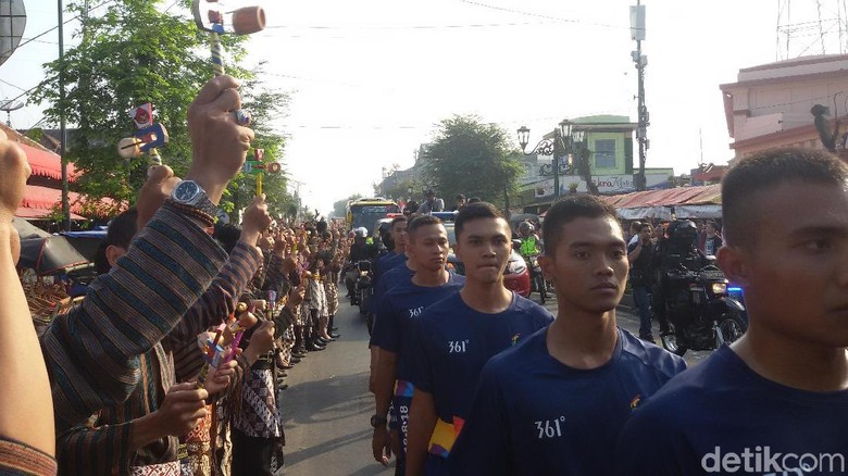 Tumplek Blek, Warga Sambut Kirab Obor Asian Games di Malioboro Tumplek Blek, Warga Sambut Kirab Obor Asian Games di Malioboro