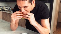 Model 22 tahun ini juga ternyata membuat buku memasak dan bercita-cita membuka restorannya sendiri. Foto: Instagram @isaaccarew