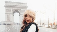 Potret Pia saat traveling ke Paris di musim dingin lalu (piamuehlenbeck/Instagram)